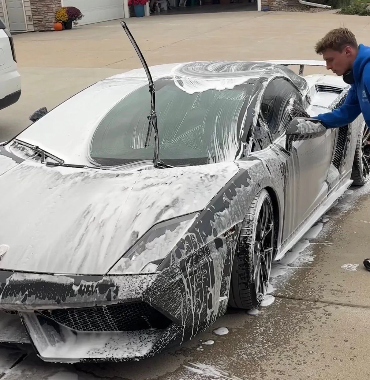 Hand foam wash on Lamborghini Gallardo